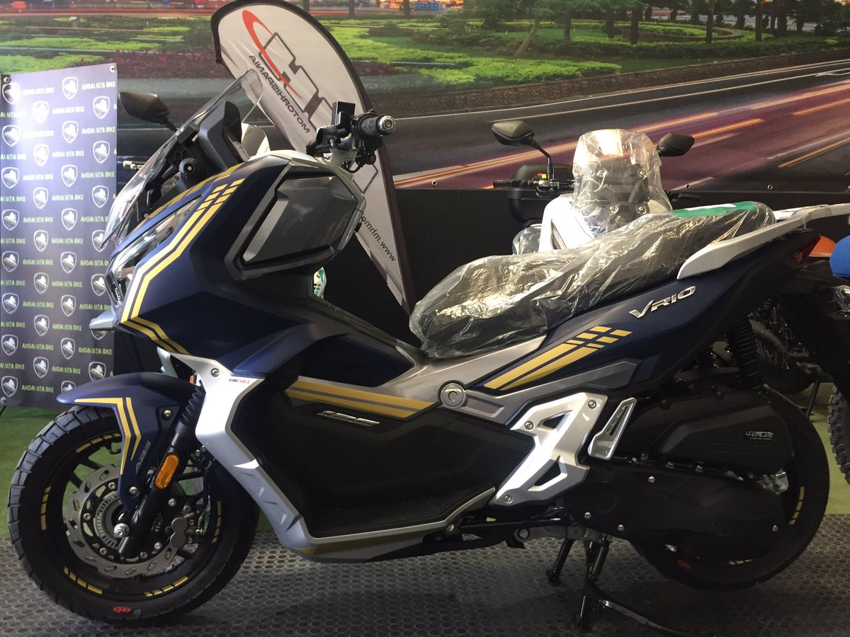 KINICREA's tweet photo. New blue VR10 @MH_Motorcycles from #AndaluzaBike with full golden decals ready to go 😎🤙🏻 #kinicrea #designyourlife #vr10 https://t.co/qvOfAOdsYn