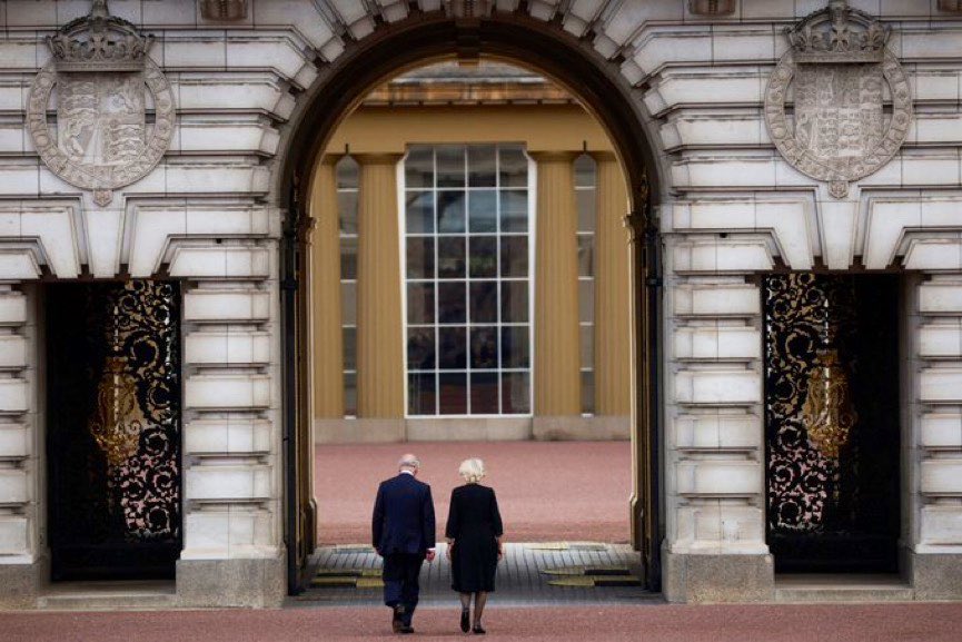 PHOTO: King Charles and the Queen Consort walk into Buckingham Palace for the first time since the death of #QueenElizabeth 
📷 <a href="/John_Sib/">John Sibley</a> Reuters
