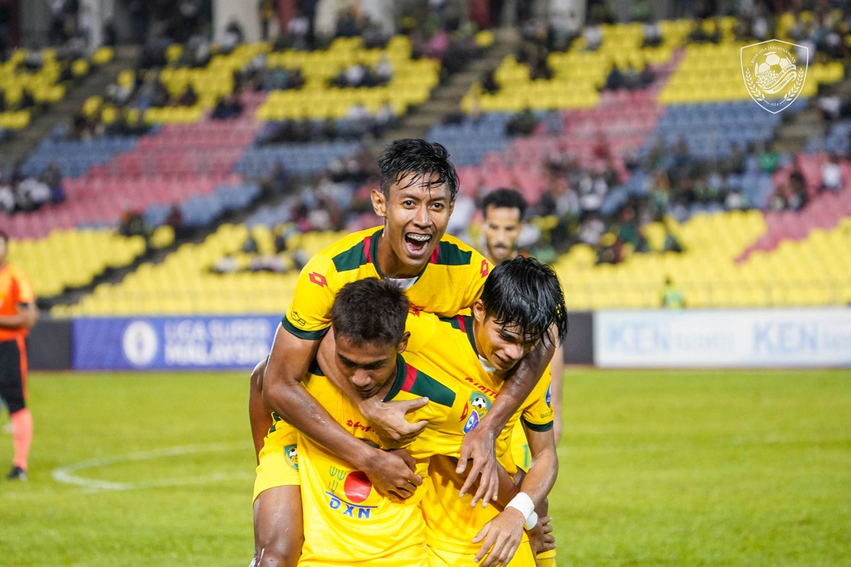 kda_fc's tweet photo. Fayadh Zulkifli menjaringkan gol ke-2 KDA FC! 👊

MELAKA UNITED FC 0 - 2 KDA FC

⚽ 13' Mahmoud Al-Mardi
⚽ 83' Fayadh Zulkifli

#KDAFC #PulunKedahPulun #SangKenari #BiarJasaJadiKenangan #2022season #LS18 #MLUKDA https://t.co/cJN0JRbapA