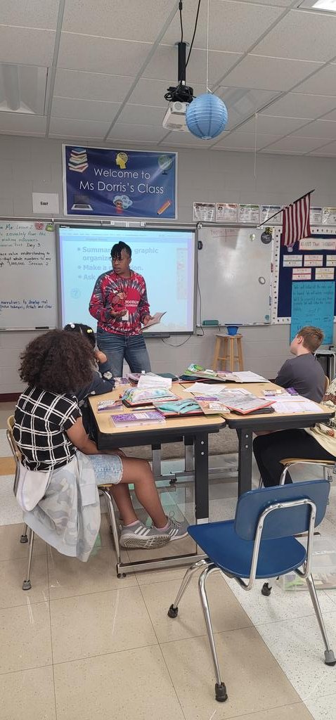 lilvike31's tweet photo. We are summarizing in Reading by making connections. Way to go Ms. Dorris. #makingadiff #vikingdiff https://t.co/697o8jYRI2