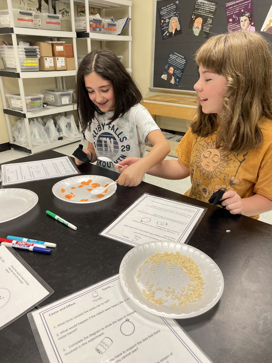 FaucettFifth's tweet photo. Static Charges ⚡️ in Science Lab today! @andylallison @MrsAlhadeff @SweetApplePTO @SAEsciencelab https://t.co/nO5oyD6MOa