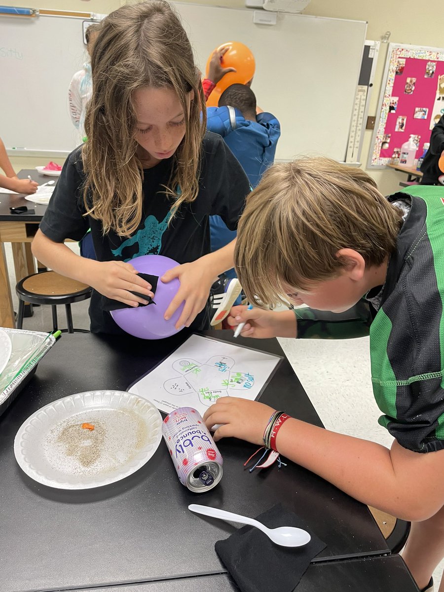 FaucettFifth's tweet photo. Static Charges ⚡️ in Science Lab today! @andylallison @MrsAlhadeff @SweetApplePTO @SAEsciencelab https://t.co/nO5oyD6MOa