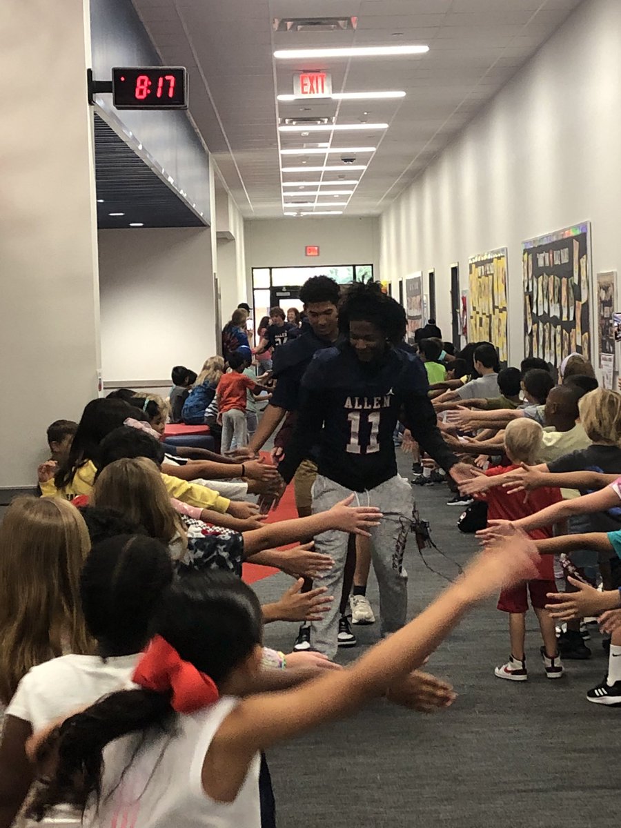 CoachCockerill's tweet photo. Eagle Pride was Alive this morning at Boone Elementary‼️Nothing like a Game Day in Allen, TX‼️ 🅰️🆙

@BoonPatriots @alleneaglesfb @CoachLWig https://t.co/T67tgGi4Y8