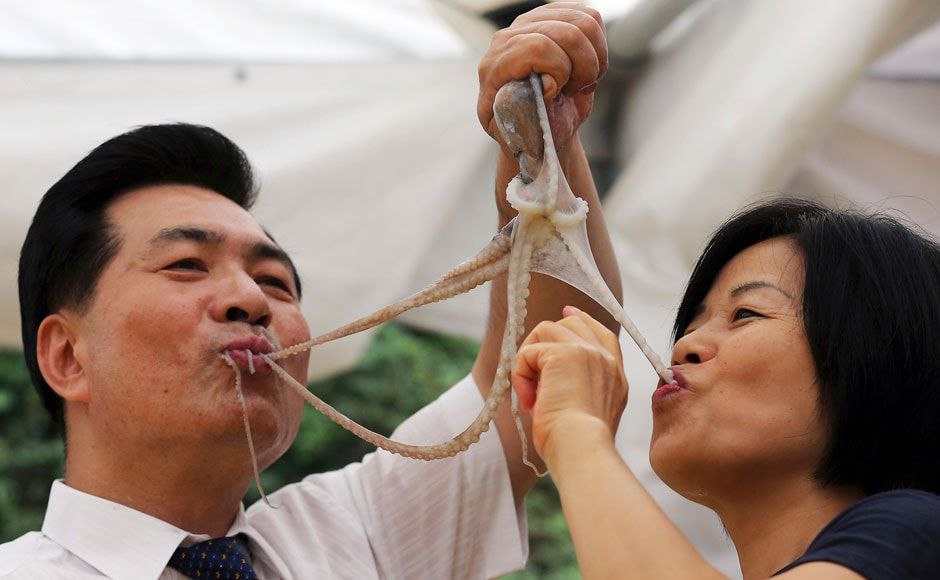 Deeksha06174295's tweet photo. Some Korean saying us to maintain hygiene but eating raw octopus is hygienic what are double standard people these are👏
#KoreaApologizeToIndia
#StopRacismAgainstIndians
#RespectIndia
#RespectIndianculture
#JTBCNewsApologizeToIndians 
#ShameOnYouSouthKorea
#StopDefamingIndia https://t.co/swS0Zlxrr1