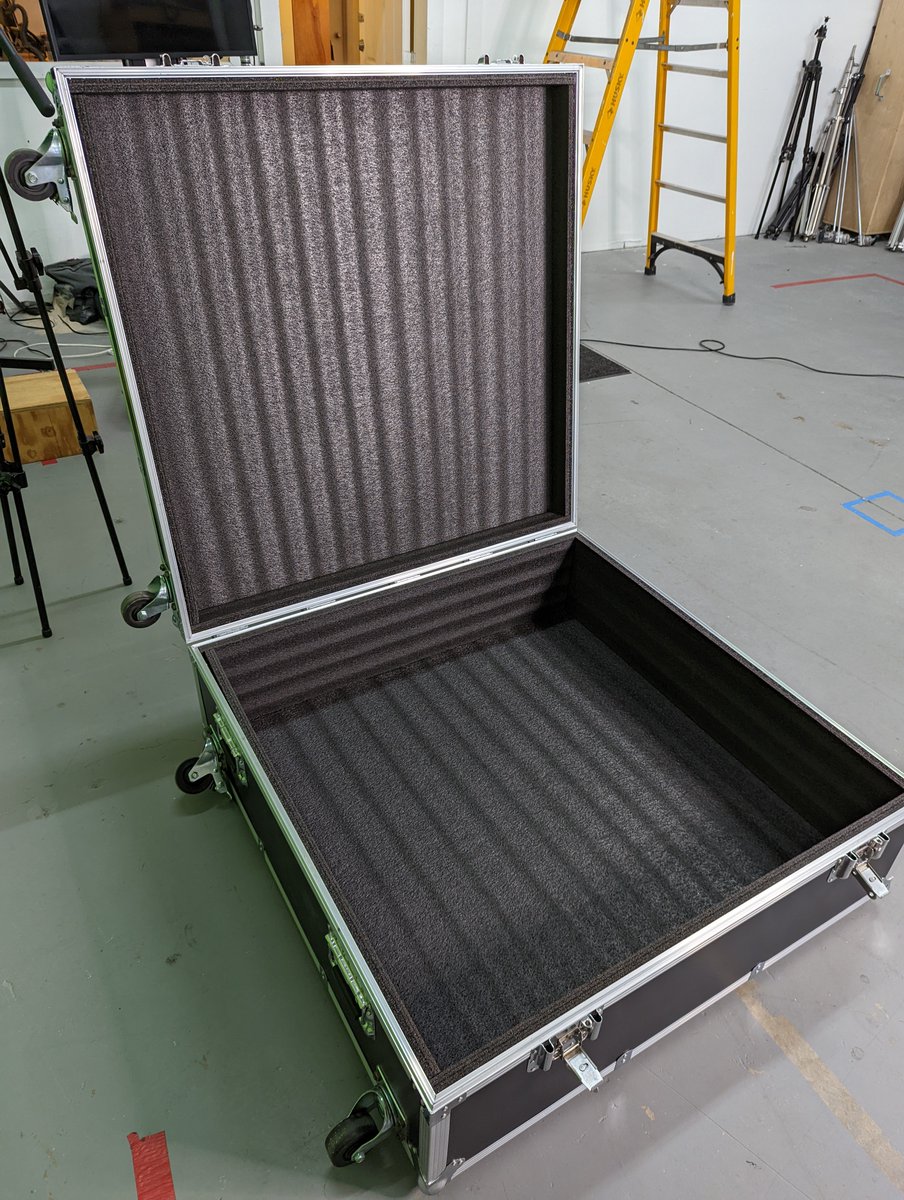 holo2go's tweet image. FOR SALE 
Flight Case Specs:

Features: 
Hinged lid non removable
2 Butterfly locks
Pull out handle
4 carry handles
4 wheels (2 with brakes)
Interior lined with ¾” foam
Weight: 70 lbs
External dimensions: 41”x16”x45”
Internal dimensions: 37.5” x 37.5” x 11”
DM for Inquiries