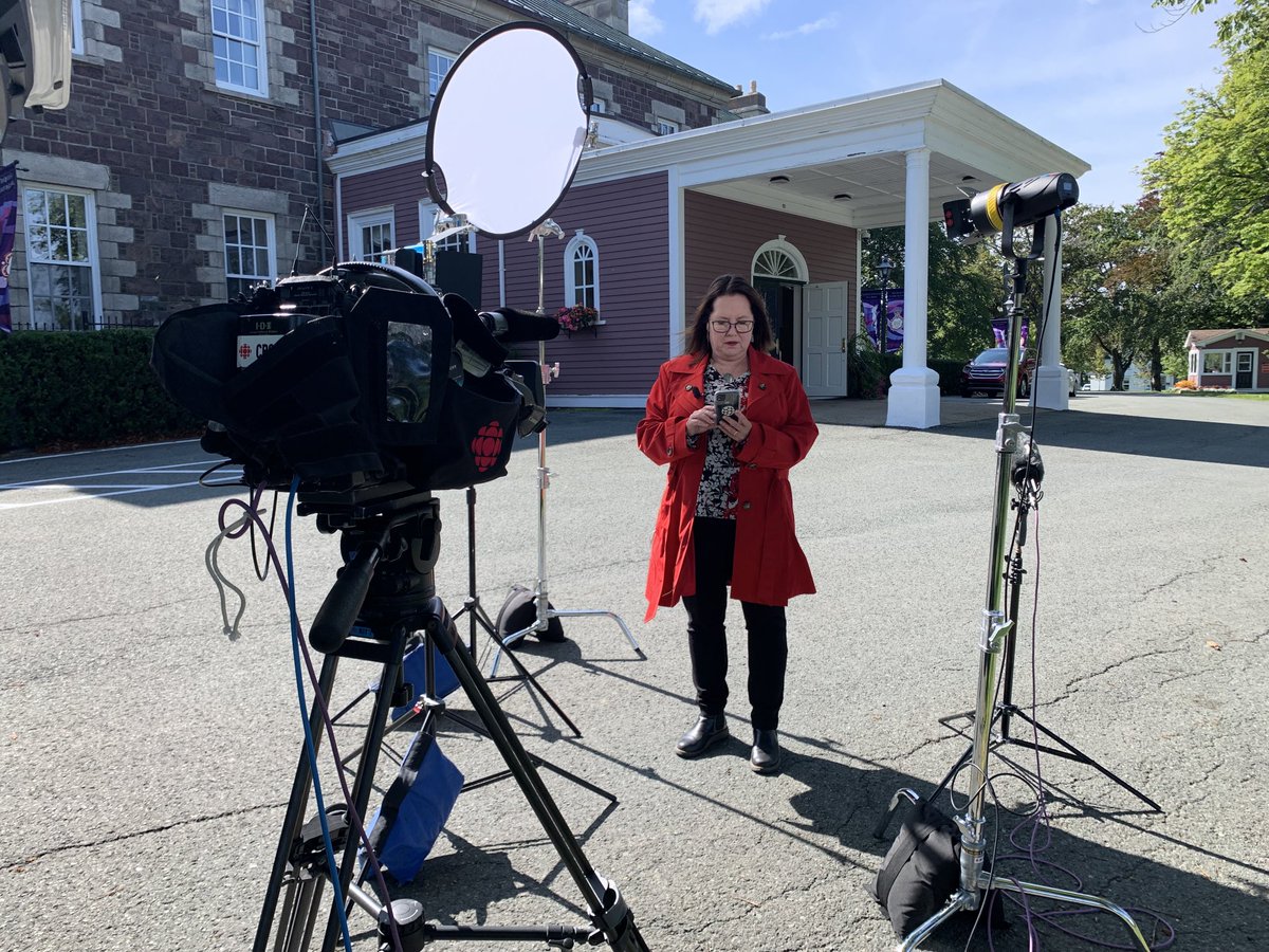 TedDillonNL's tweet photo. Reaction to the passing of the Queen at Newfoundland Government House with ⁦@oneillyatescbc⁩ ⁦@CBCNews⁩ ⁦@CBCNL⁩ https://t.co/fbxTmXRvDE