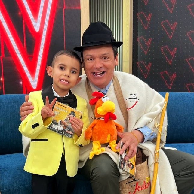 DiaaDiaCaracol's tweet photo. @DonJediondo llegó a sorprender a José Alejandro @artistadelaternura con muchos chistes y regalos 😃😃😃 #DíaADíaTuCasa #DíaADía #JoseAlejandro #LaVozKids https://t.co/ct0gIXtEvs