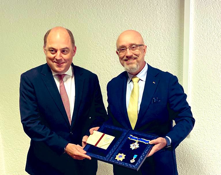 .@ZelenskyyUa awarded a friend of 🇺🇦, my 🇬🇧colleague Ben Wallace @BWallaceMP the Order of Prince Yaroslav the Wise 2nd degree. This is to express our gratitude for your contribution to supporting our resistance&strengthening the capabilities of #UAarmy Congratulations, dear Ben!