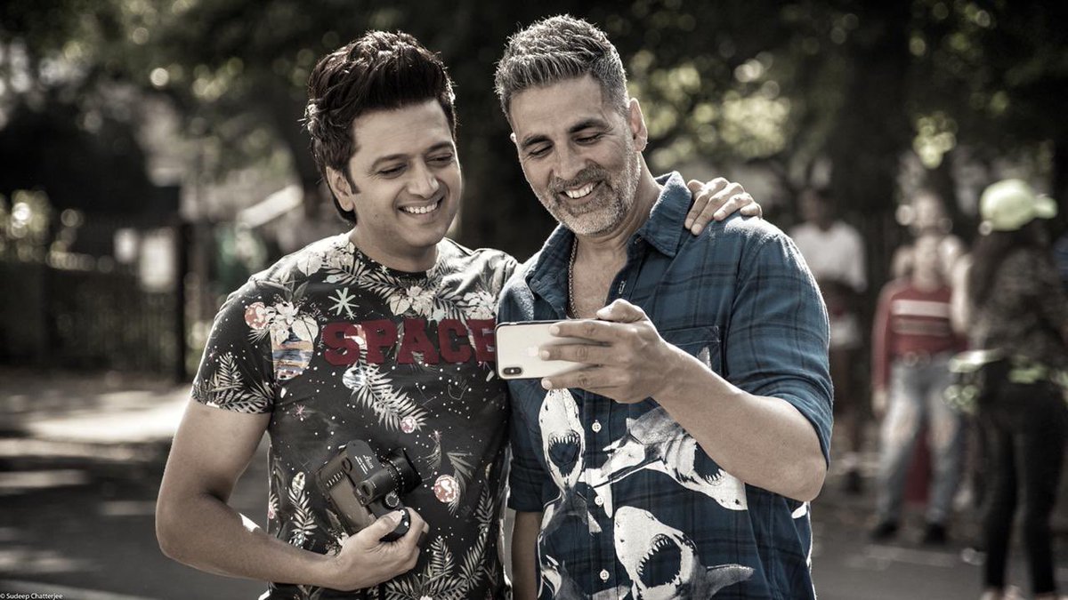 Riteishd's tweet photo. Happy Birthday Sundi @akshaykumar  . I love you … you  are my brother, my favourite co actor &amp;  we need to work together real soon. #HappyBirthdayAkshayKumar https://t.co/pTMZSQwARI
