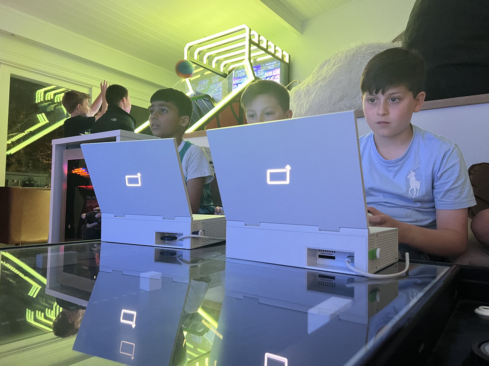 UPspec Gaming 🎮 xScreen for Xbox Series S on Twitter "Xbox LAN party