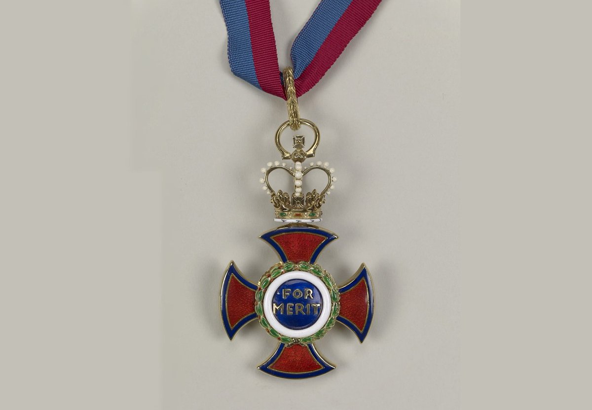 cusackandrew's tweet photo. The late Queen is said to have referred to Basil Hume as "my cardinal" and awarded him the Order of Merit in 1999. #catholicengland https://t.co/aZabnoNY0g