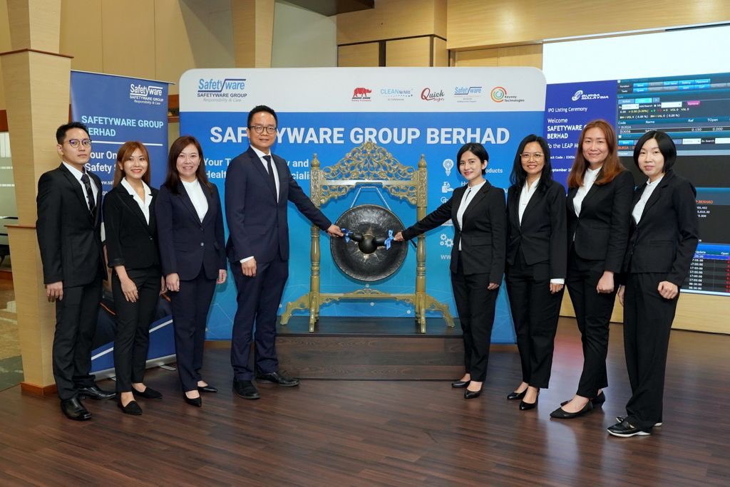 BursaMalaysia's tweet photo. Today, the integrated safety &amp; health solutions provider, @SafetywareSB (SAFETY: 03056), struck the gong at #BursaMalaysia in honour of their listing day! 🎉🛎

The Company debuts on the #LEAPMarket of Bursa Malaysia with the opening price of 20 sen, - [1/2] https://t.co/N9j7e8nenB