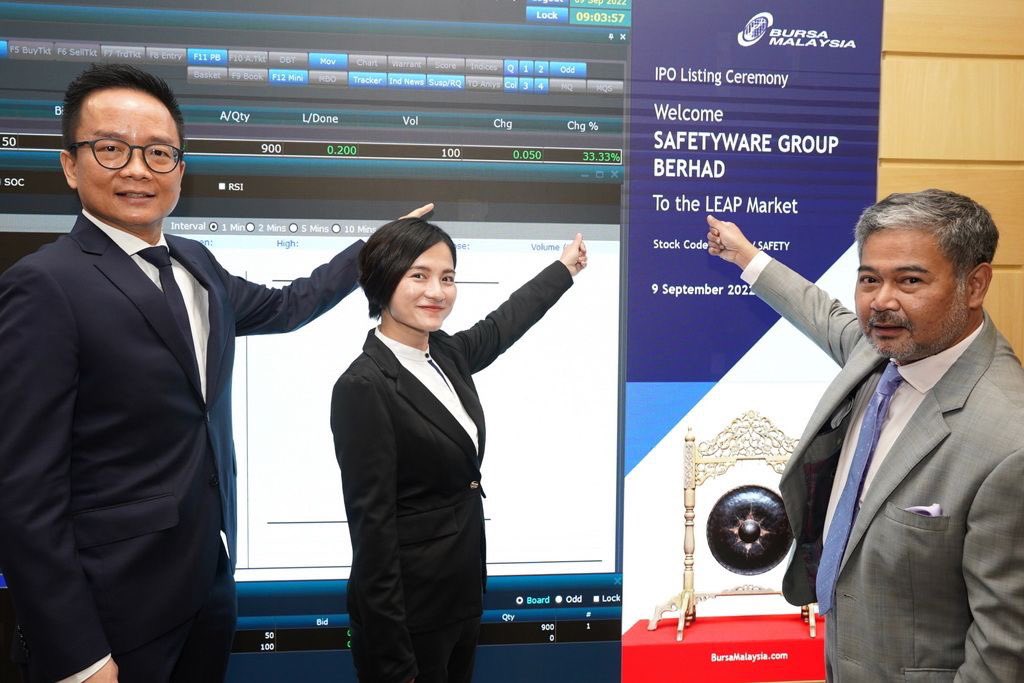 BursaMalaysia's tweet photo. Today, the integrated safety &amp; health solutions provider, @SafetywareSB (SAFETY: 03056), struck the gong at #BursaMalaysia in honour of their listing day! 🎉🛎

The Company debuts on the #LEAPMarket of Bursa Malaysia with the opening price of 20 sen, - [1/2] https://t.co/N9j7e8nenB