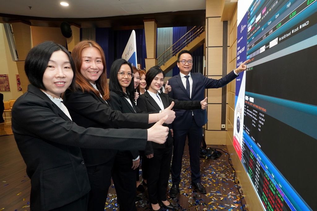 BursaMalaysia's tweet photo. Today, the integrated safety &amp; health solutions provider, @SafetywareSB (SAFETY: 03056), struck the gong at #BursaMalaysia in honour of their listing day! 🎉🛎

The Company debuts on the #LEAPMarket of Bursa Malaysia with the opening price of 20 sen, - [1/2] https://t.co/N9j7e8nenB