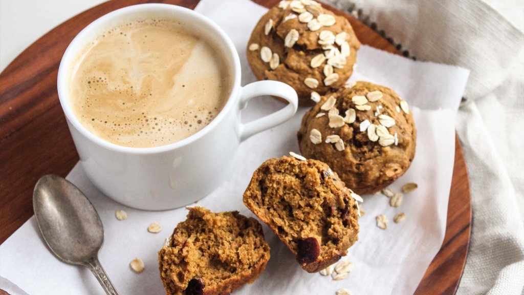 I'm sharing my fave fall snacks to help get you in the autumn spirit! Warm-spiced muffins, nutty granola bars, and more. Link-> fannetasticfood.com/healthy-fall-s…

#fallsnacks #pumpkinrecipes #rdchat