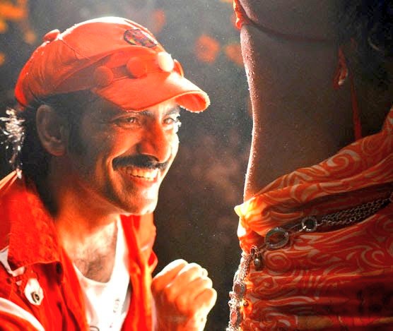therikavidalaam's tweet photo. Anushka iduppa screen la paakura namakke ipadi irukke... Ivan avaloda iduppulaiye kudumbam nadathunavan...appo avanukku epadi irunthirukkum..... https://t.co/3LolydpEGk