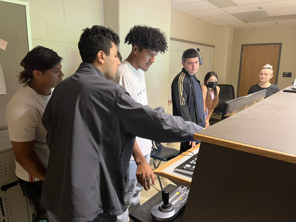 DigiTechArman's tweet photo. New studio season has begun at Edison high school. Glad to be training the new students this morning @FCPS_ETMSS https://t.co/O2Vzg5WlTj