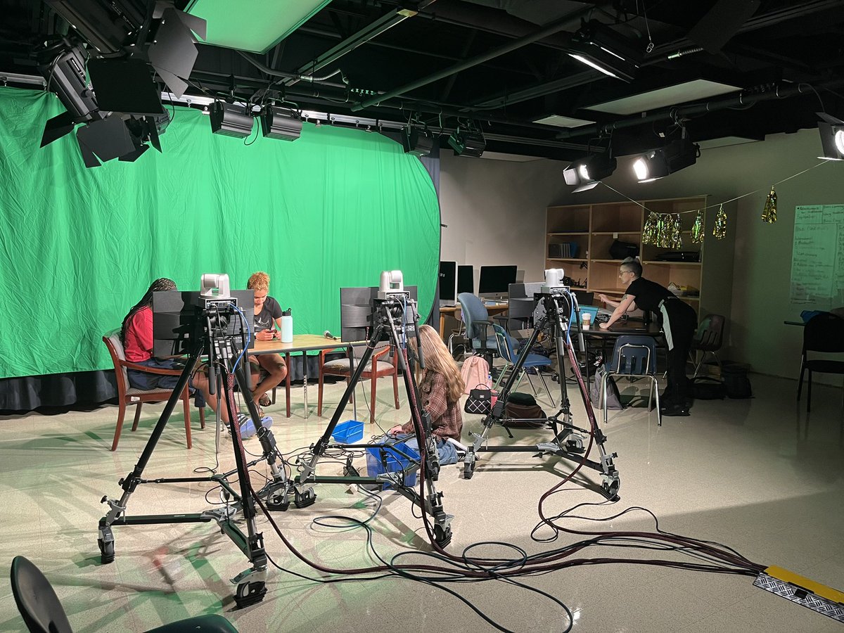DigiTechArman's tweet photo. New studio season has begun at Edison high school. Glad to be training the new students this morning @FCPS_ETMSS https://t.co/O2Vzg5WlTj
