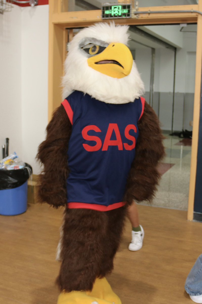 scooterh99's tweet photo. We couldn’t have asked for a better night to host #FNL the students and teachers had a blast participating in volleyball, baseball, rugby and cross country! #SASPudong @SASchina #EagleCode https://t.co/arj2Jbm2s9