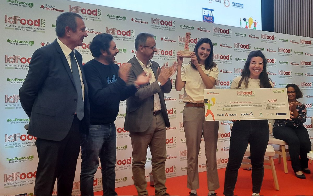 #IdFood 2022
🏆 Le Prix Généreux du public est remis à POP Maté par M. Eric Moreau, le chef et parrain du concours <a href="/GregoryCohenoff/">Gregory Cohen</a> et le président <a href="/gerardhebert91/">Hebert Gérard</a> 🎉 Félicitations !

#concours #innovation #green
<a href="/iledefrance/">Région Île-de-France</a> <a href="/VLacroute/">Valérie Lacroute</a> #TerreAzur <a href="/GroupePomona/">Groupe Pomona</a> <a href="/UnivParisSaclay/">Université Paris-Saclay</a>