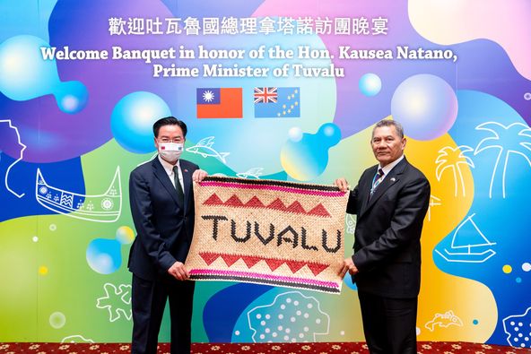 Taiwan2S's tweet photo. Manuia (aplausos) à amizade entre Taiwan e Tuvalu!

O Ministro Wu agradeceu ao Primeiro Ministro Natano por seu firme apoio à participação de Taiwan na ONU, OMS, UNFCCC e INTERPOL. https://t.co/cGo7C3BW7B