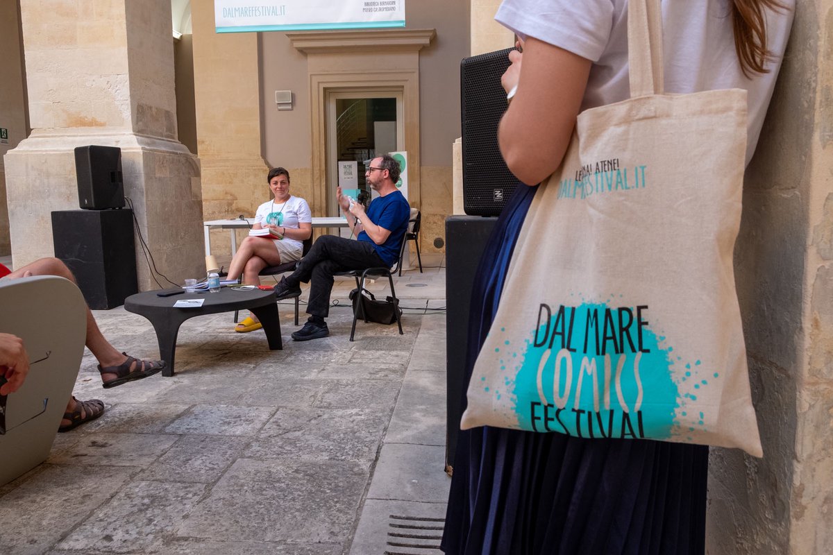 LucaBrindisino's tweet photo. A settembre e ottobre ogni venerdì su @radiosonar_net i podcast con i talk della 1° edizione di #DalMareComicsFestival: cominciamo parlando di #graphicjournalism e #politicalcomics con #GianlucaCostantini
👉https://t.co/6JyY9HGdyM
#comics #fumetti #graphicnovels #bandedessinée https://t.co/ZuN6ASROil