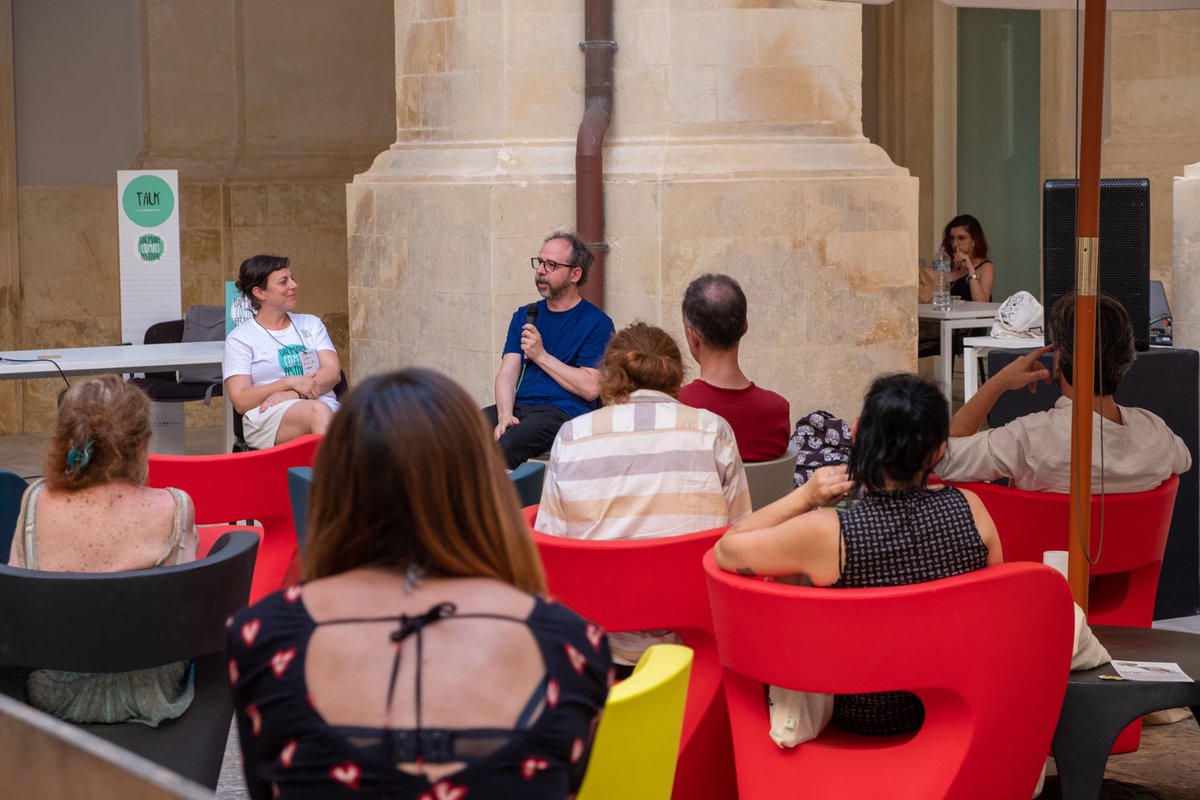 LucaBrindisino's tweet photo. A settembre e ottobre ogni venerdì su @radiosonar_net i podcast con i talk della 1° edizione di #DalMareComicsFestival: cominciamo parlando di #graphicjournalism e #politicalcomics con #GianlucaCostantini
👉https://t.co/6JyY9HGdyM
#comics #fumetti #graphicnovels #bandedessinée https://t.co/ZuN6ASROil