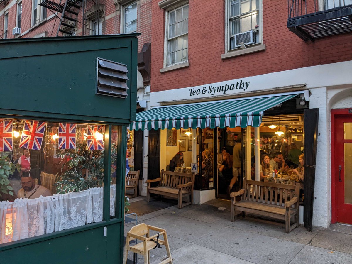 EaterNY's tweet image. New Yorkers mourn the Queen’s death at English restaurants ny.eater.com/2022/9/9/23342…