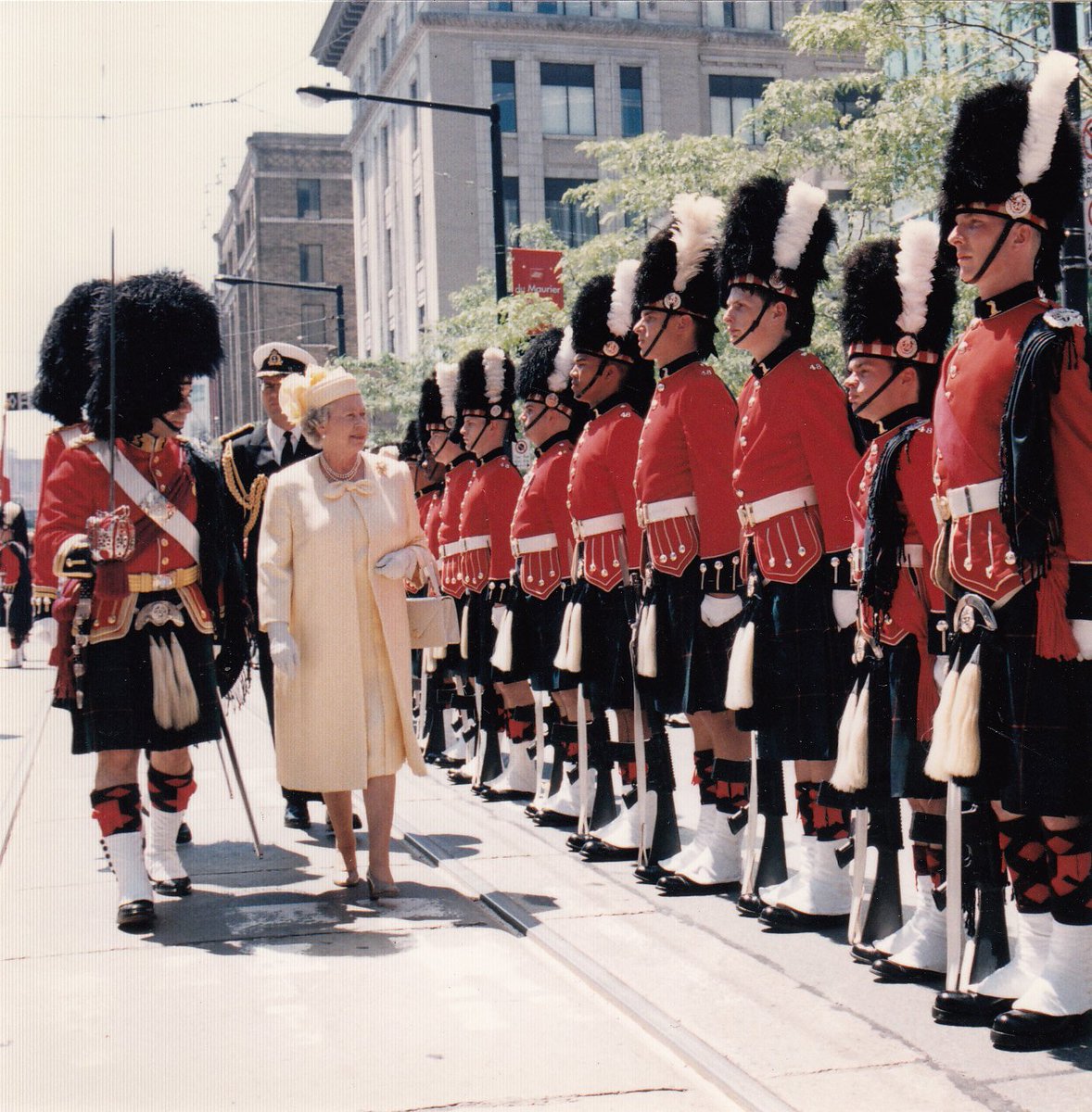 As Canada's head of state, Her Majesty The Queen has made several royal tours. Witness of historical events, she developed a great knowledge of Canada and a sincere appreciation for its peoples. View a selection of photos.➡️canada.ca/en/canadian-he… #QueenElizabethII @RoyalFamily