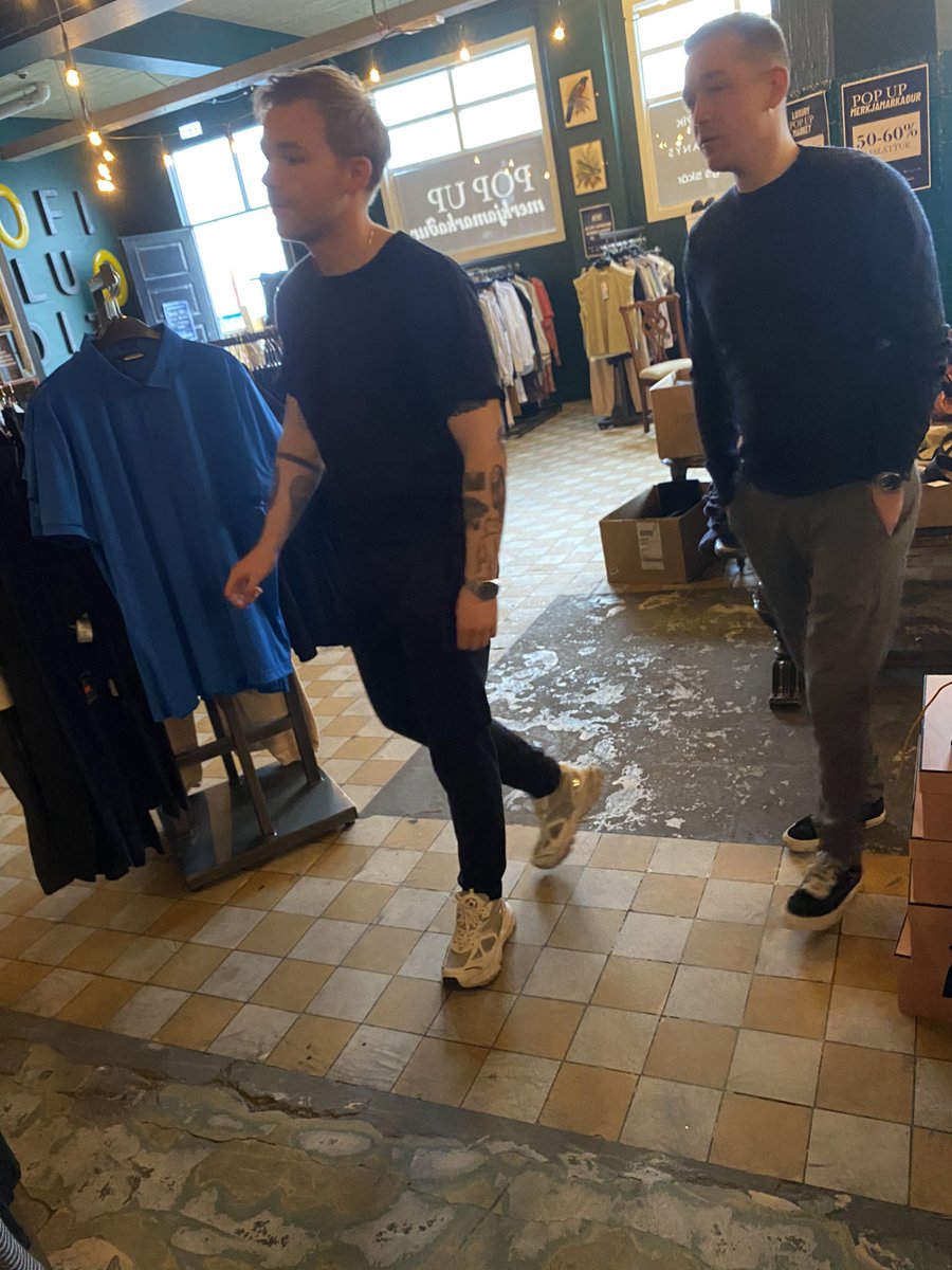 Margir hafa reynt að ná í hann síðan á mivikudaginn. Hann er á kexinu að kenna sölumennsku.