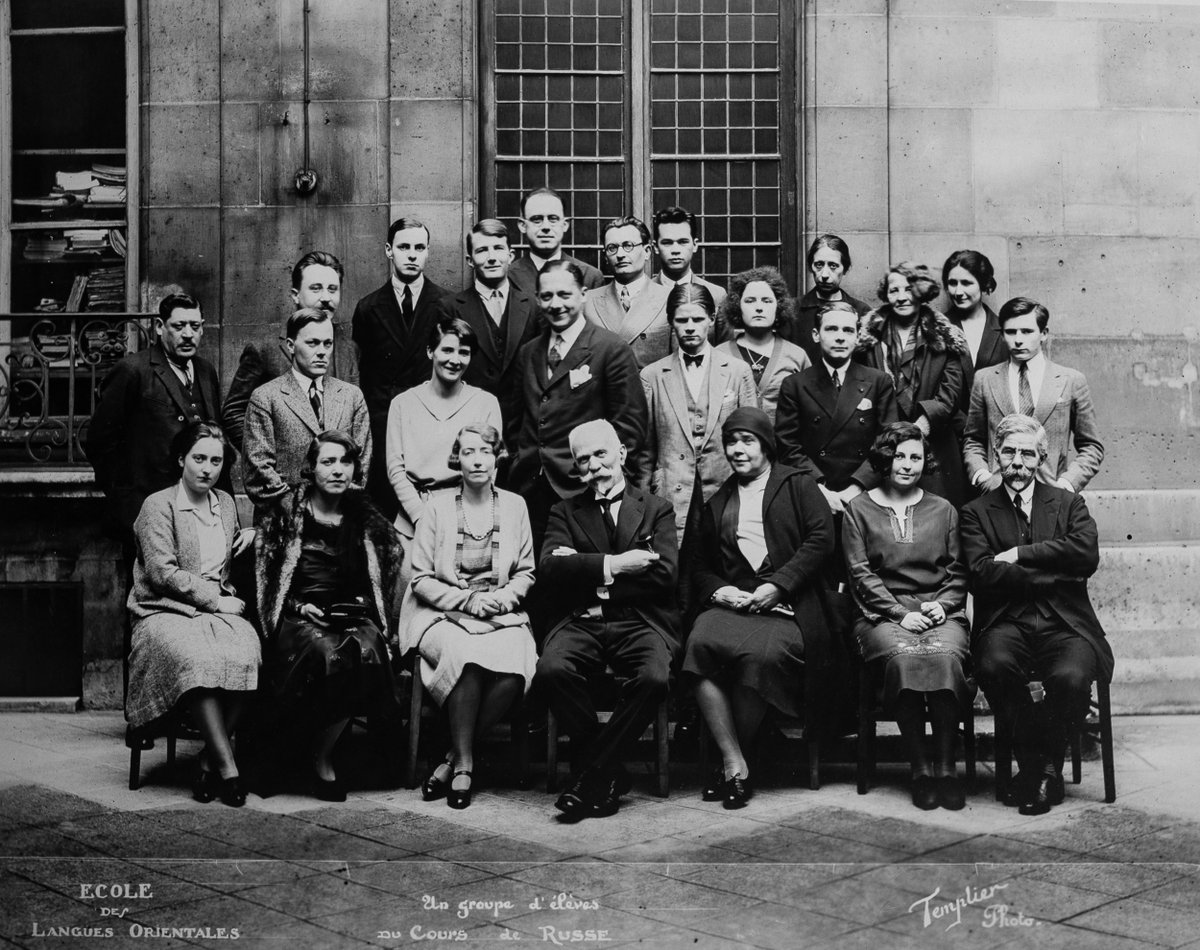 #RetroInalco 📷🇷🇺 Un groupe d'élèves du cours de russe dans la cour de l'École des langues orientales, années 1920.