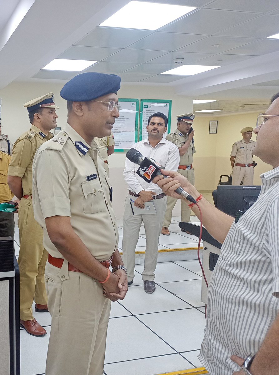 PcrBikaner's tweet image. श्रीमान महानिरीक्षक रेंज #बीकानेर ने सभी रेंज जिला पुलिस अधीक्षकगण के साथ अभय कमांड एंड कंट्रोल सेंटर बीकानेर का विजिट किया और इसे तकनीकी रूप से और उन्नत व उपयोगी बनाने पर चर्चा की ।।