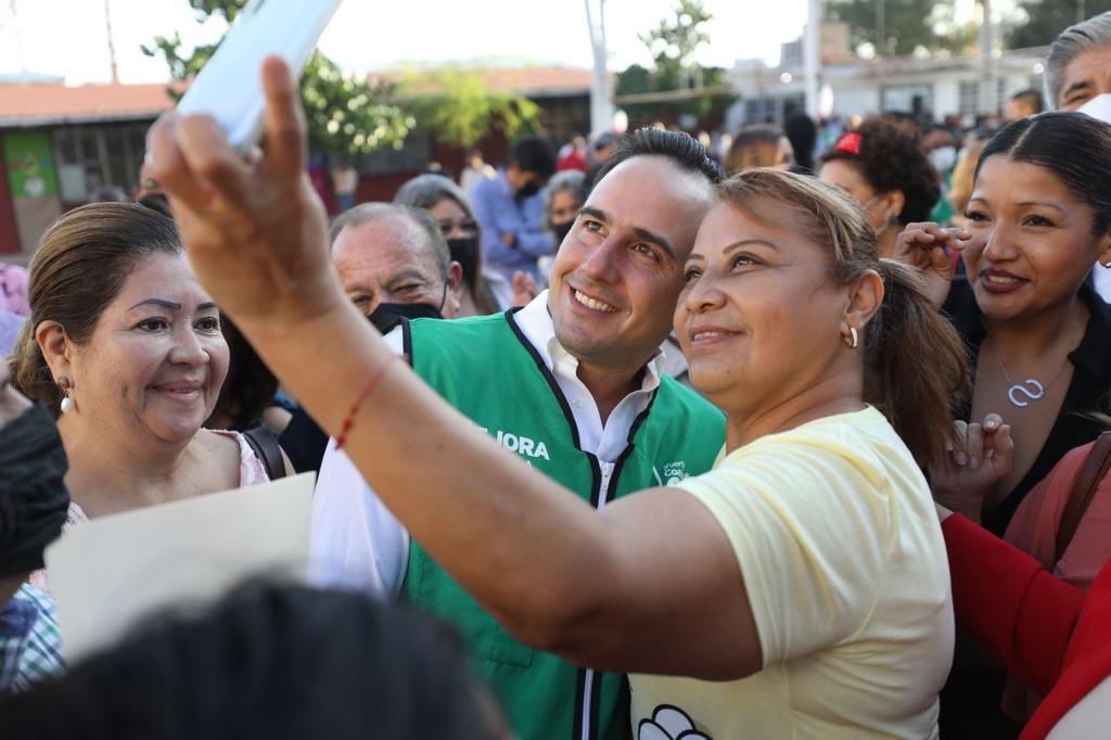 Con diferentes programas, a través del eje “Mejora tu educación”, en este arranque de clases seguimos beneficiando la economía de miles de familias de #Coahuila. Estuvimos en la escuela primaria España de #Torreón entregamos apoyos y útiles escolares. (1/2)