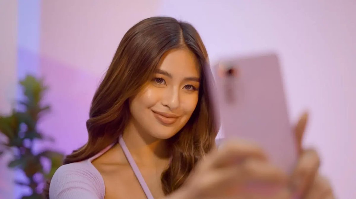 Sparkle_GMA's tweet photo. #GabbiGarcia (@gabbi) talks about modern etiquette in the second episode of @Xiaomi_PH's #LiteMeUp β¨οΈ Is using your phone between conversations considered rude? Watch the full video to find out β‘οΈ https://t.co/81PwB3ZSRB https://t.co/xLo6ejYDfZ