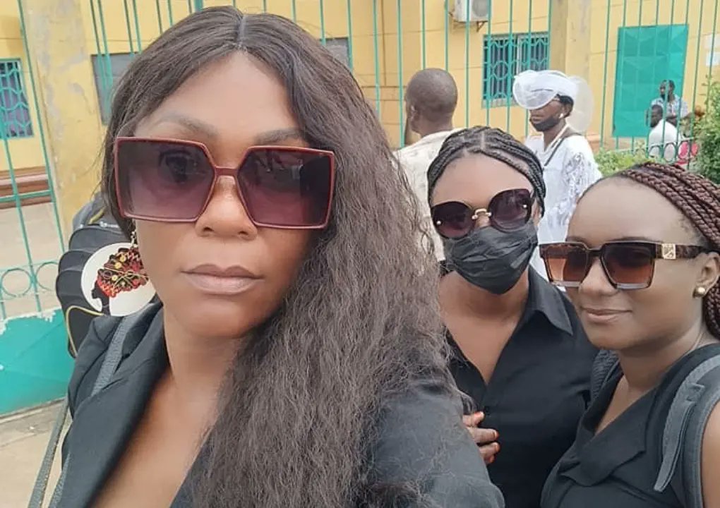 LauraDaveMedia's tweet photo. PEOPLE/OBSÈQUES: Gabrielle Djene en route pour l'éternité.
La levée de corps de l'actrice camerounaise décédée le 31 août dernier des suites de maladie a eu lieu à l'hôpital central de Yaoundé en présence de sa famille, représentée par sa consœur #Mirya Bika'a.
Adieu l'actrice ! https://t.co/wRWAgy4NiQ
