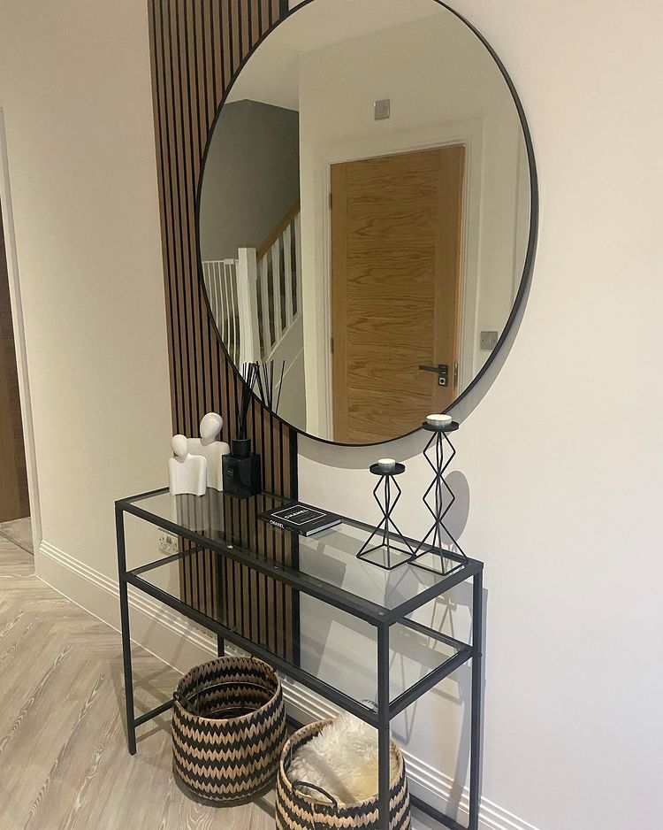 We're in LOVE with this hallway styling with our Extra Large Round Black Wall Mirror by @our_dudleyhome  🙌

Shop now: bit.ly/2Vkc0mt