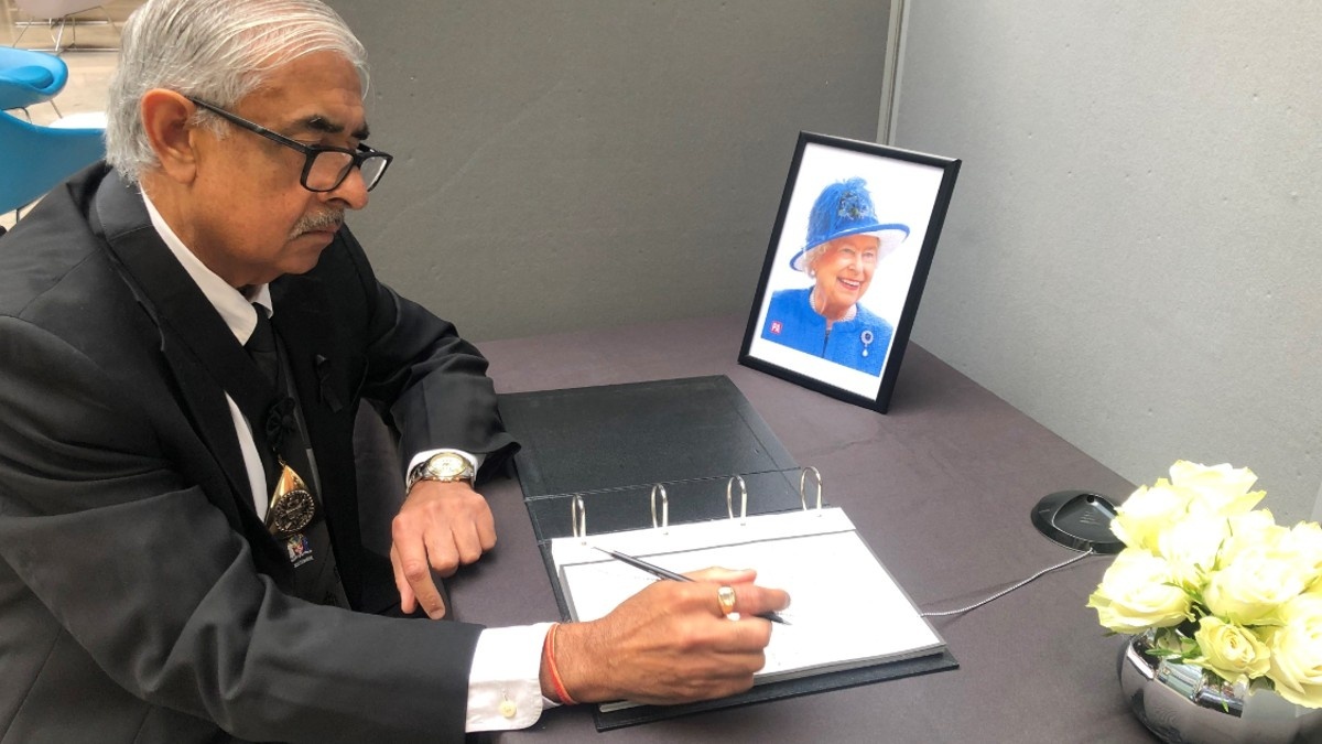 We have opened books of condolence across Southwark for Her Majesty Queen Elizabeth II, including in our offices in Tooley Street where The Mayor of Southwark signed today. There are also three local places in the borough where you can lay flowers orlo.uk/KsFy3
