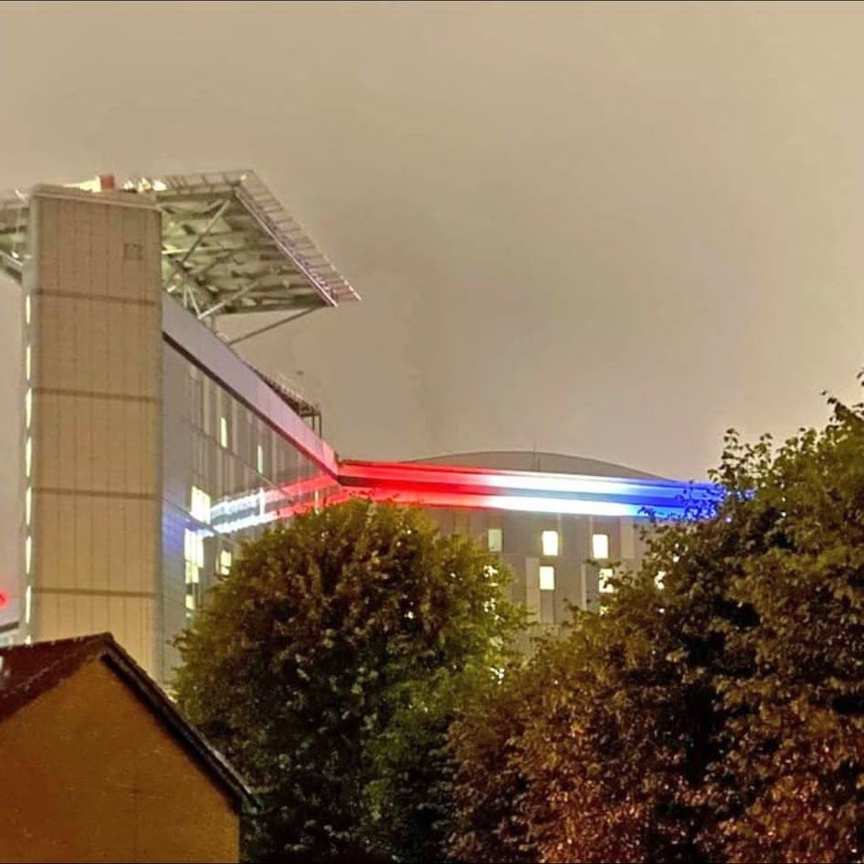 qeuhworker's tweet photo. The Queen Elizabeth University Hospital last night. https://t.co/KLl028UVrQ