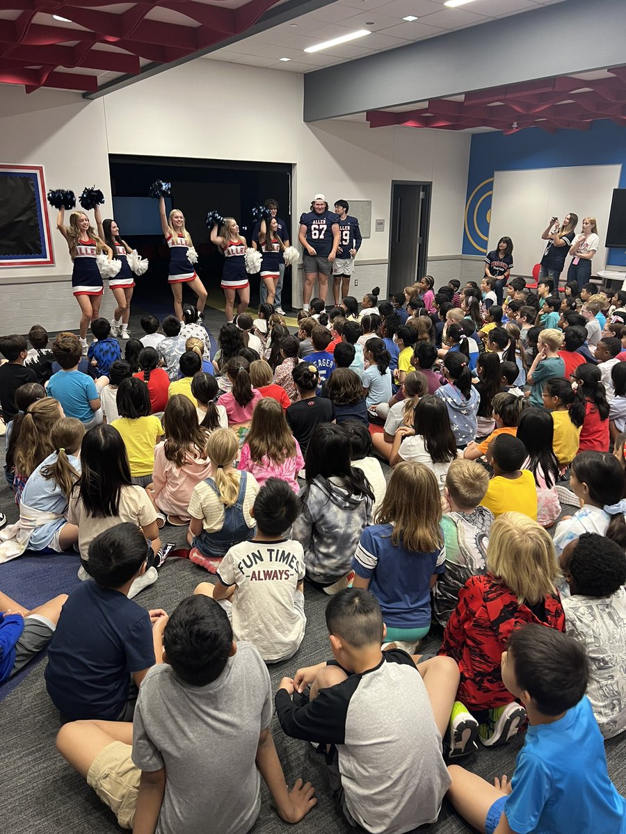 BoonPatriots's tweet photo. What a fun morning at Boon!  Reading with the Eagles was a hit! https://t.co/edPvBl9MVR