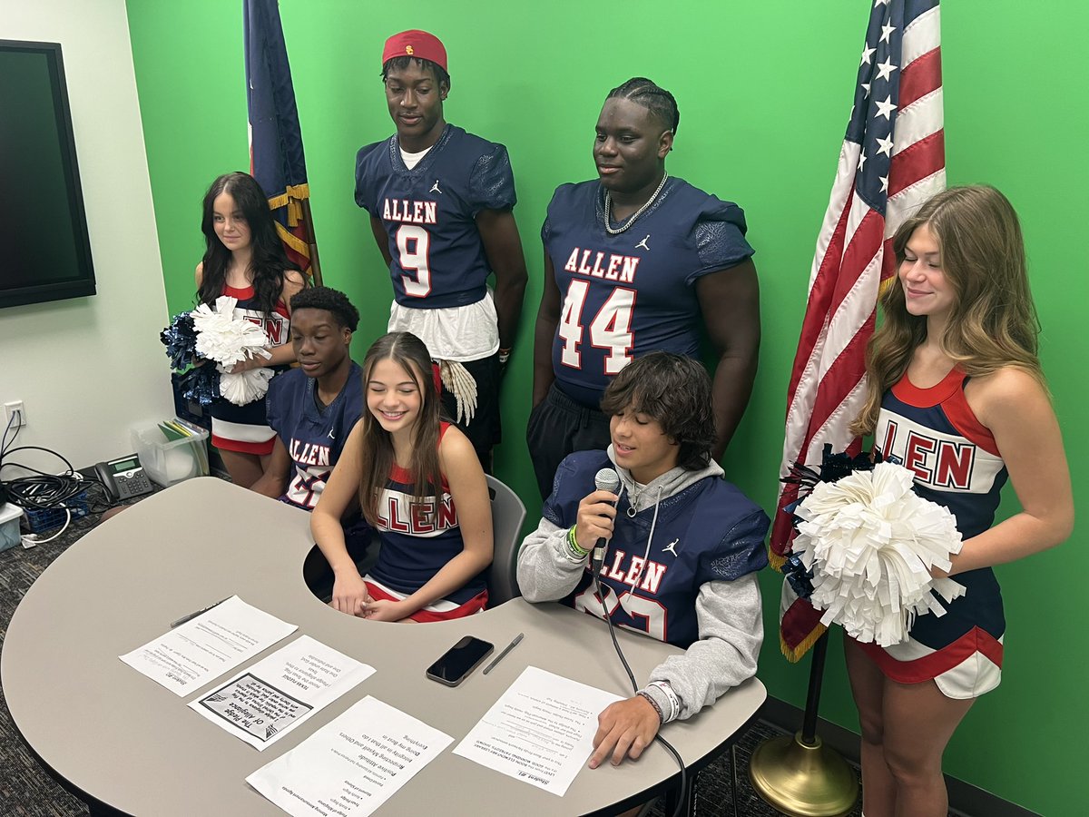 BoonPatriots's tweet photo. What a fun morning at Boon!  Reading with the Eagles was a hit! https://t.co/edPvBl9MVR