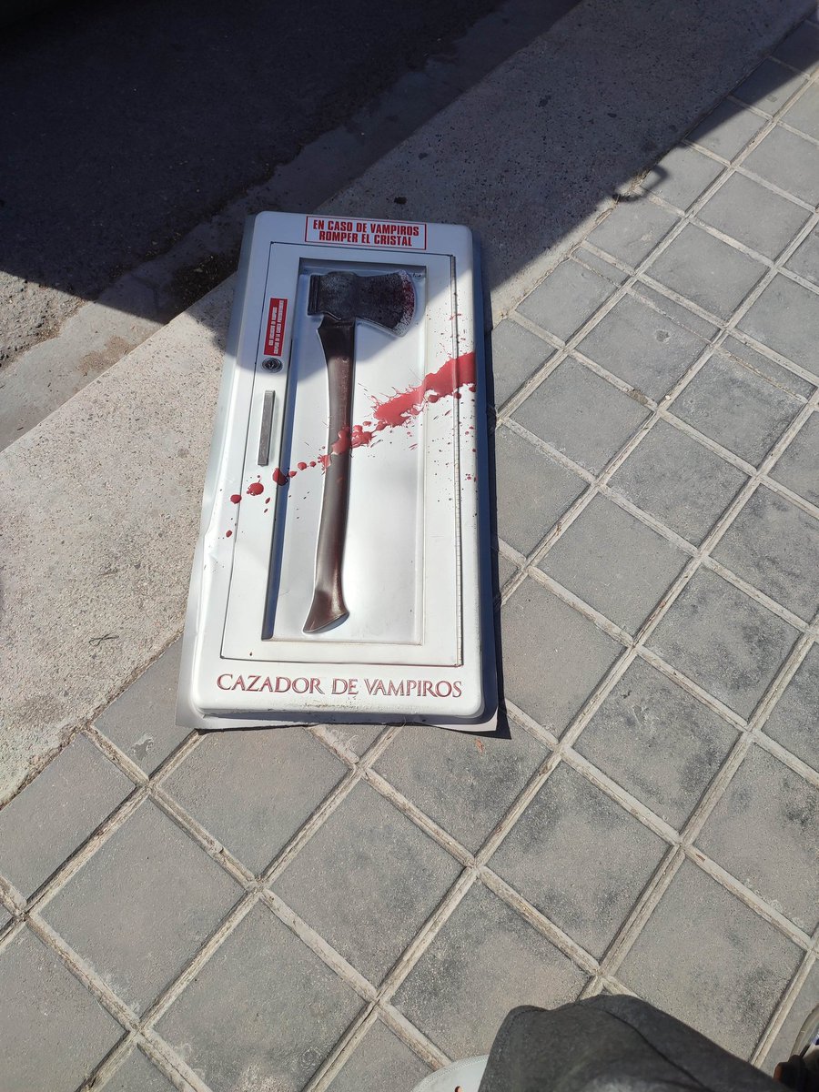JoseLuisArqt's tweet photo. Las noches de mi barrio estan mejorando y los vecinos empiezan a prescindir de sus armas.
.
.
#vampiros #valencia #sol #noche #barrio #hacha #viernes #findesemana #vampire #dracula #friday #night #sun #cazador #calle #street https://t.co/MQNSSmthVk