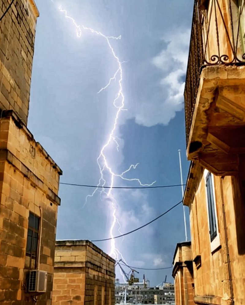 Malta_Weather's tweet photo. Are you ready?! 😱🌬💨🌊🌦⛈⚡️☔️😲 The first bad weather of the season across Malta and Gozo is possible around Independence Day but so far we're not expecting severe weather! 📷 @grech.nicholas #malta #gozo #weather #maltaweather #lightning #rain #storms #storm https://t.co/Oi0jU6rw6w