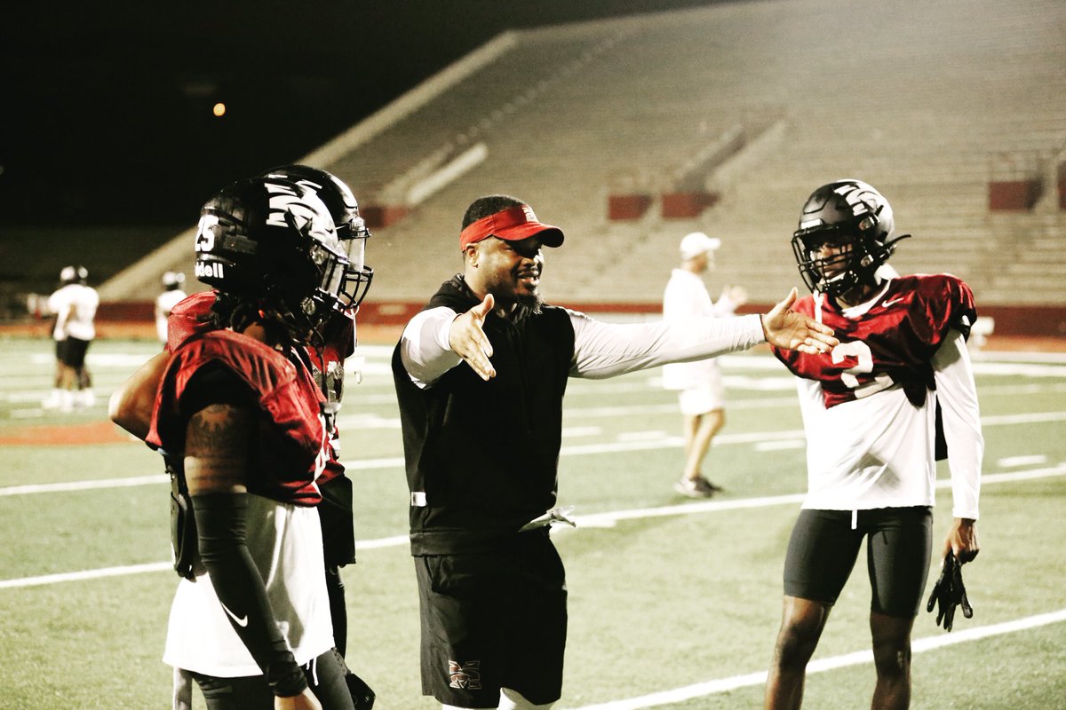 MrSpeakLife's tweet photo. Either your coaching it or your allowing it!! #AirTrafficControl #NoFlyZone #TeachingTheWhy #WeDontBarkWeBite #AnyBodyCanGetIt #CoachEmUpCoach your resume should show up on film!! #BigFacts https://t.co/qzY7yLRFaP