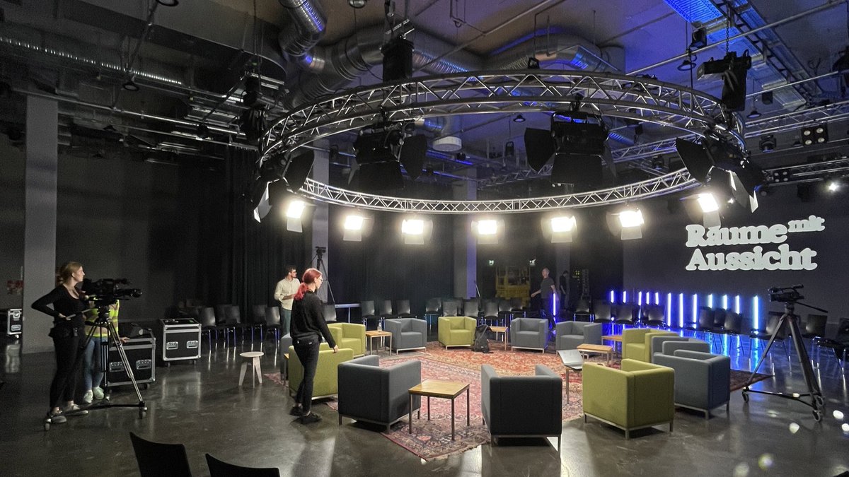 ThomasMannHouse's tweet photo. Die Vorbereitung für die Talkrunde der Thomas Mann Fellows 2021 laufen und wir freuen uns auf heute Abend!

Am Wochenende ist die Ausstellung »Räume mit Aussicht« für die Öffentlichkeit zu besichtigen.

#RäumeMitAussicht #VATMH https://t.co/shqrCEmtc7