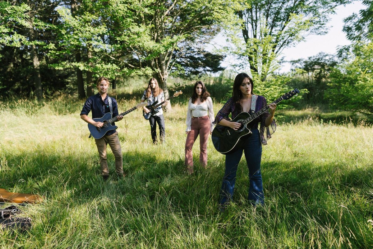 𝐒𝐞𝐩𝐭𝐞𝐦𝐛𝐞𝐫 𝐒𝐡𝐨𝐰s! 

-9/09: Levi &amp; Lilac's Maumee, OH 6pm
- 9/10: Fraternal Order of Eagles
Rossford, OH 7pm
- 9/14: UToledo Toledo, OH - 12pm
- 9/16: Kora Bryan, OH - 6:30pm
- 9/17: Broadview Brewing *BAND
Broadview Heights, OH 7pm

And  more! chloeandthesteelstrings.com