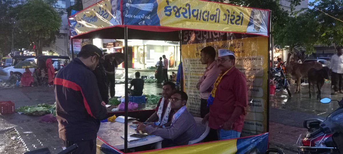 cachetankamani2's tweet photo. આજ રોજ વિધાનસભા 69 (રાજકોટ પશ્ચિમ)ના વોર્ડ નં 10 માં ગેરેન્ટી કાર્ડ કેમપેઇન અંતર્ગત કેનોપી દ્વારા રેજીસ્ટ્રેશન અભિયાન કરવામાં આવ્યું, આ અભિયાનમાં હું વોર્ડ નં 10ની ટિમ સાથે જોડાયો. આ અભિયાનમાં લોકોનો ઉત્સાહ અને ઉમંગ અનેરો હતો, બસ બધાના મોઢે એકજ વાત "એક મોકો કેજરીવાલને". https://t.co/wXNNI2FSzU