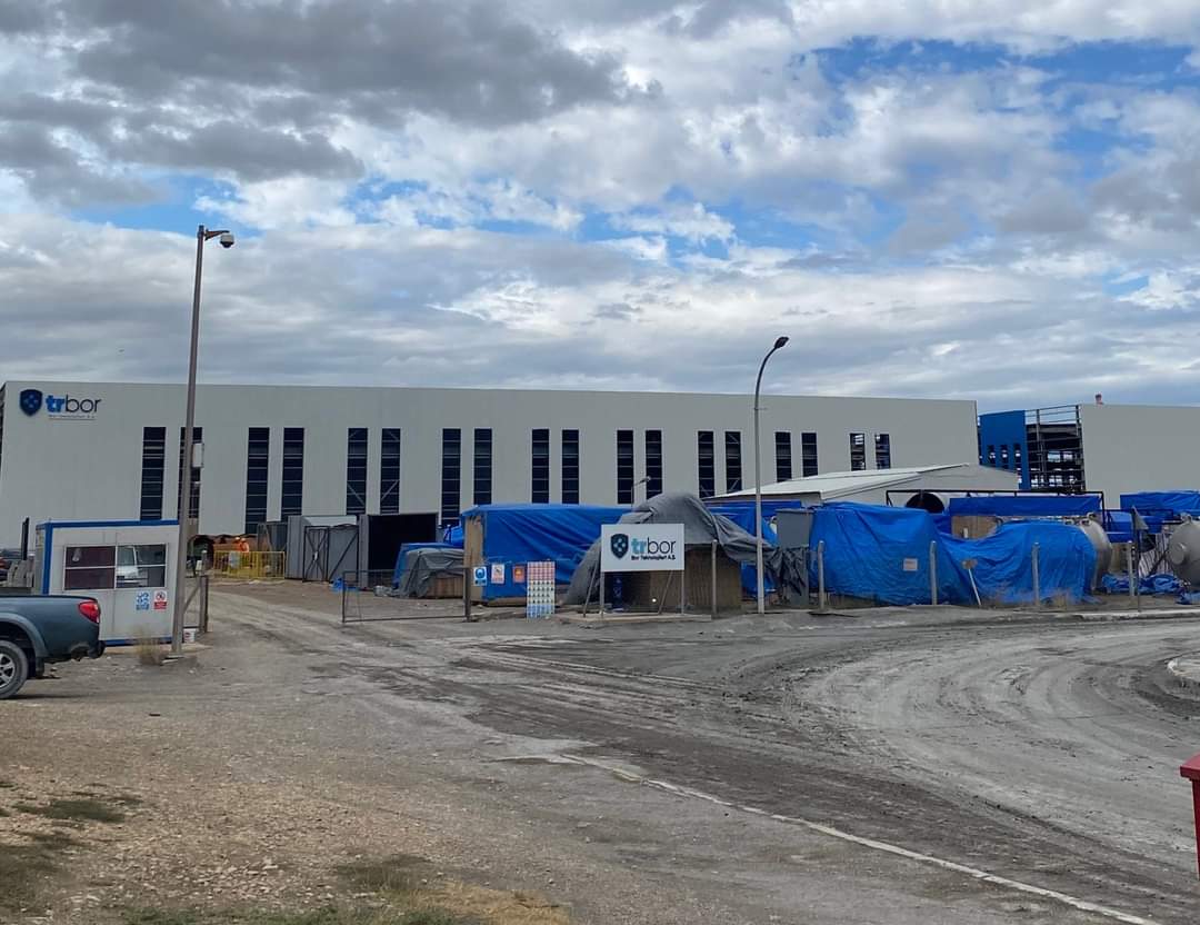 Bandrma yapmı devm edn Etimaden borkarbür üretm tessi Mart aynda üretme geçmsi planlanyor Borkarbür çoksert bir bor-karbon seramik kovalent malzmedir Maddetank zırhnda kurşun geçrmez yeleklerde motor sabotaj tozlarnda kullanılmakta olup çok sayda endüstryel uygulma alanna sahptir