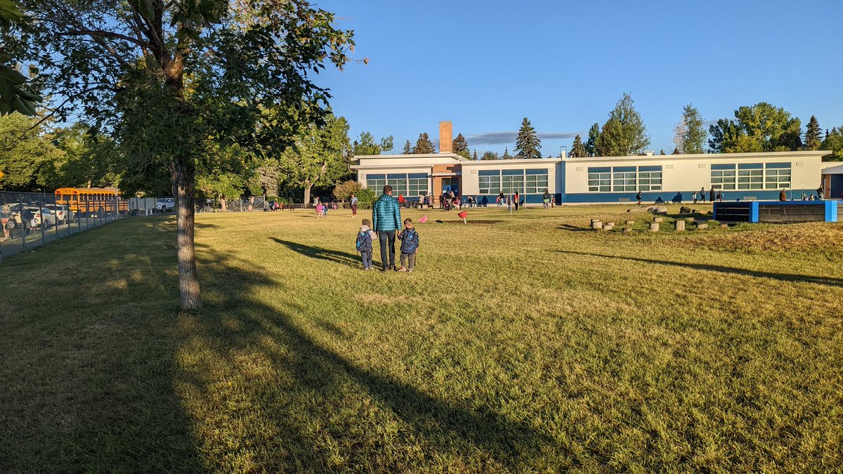 Très belle première semaine complète d'école à ECPS! On profite de nos nos beaux ciels de Septembre les matins avant le temps froid.

Great first full week of school at ECPS! We've been enjoying these beautiful September skies in the morning before colder weather takes hold.