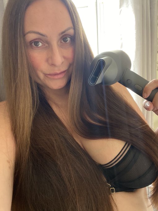 Loving my new hair dryer off my wishlist! 🥰 https://t.co/BvlY6LfIvv<a href="/tag/footfetish"class="tags"><span>#footfetish</span></a><a href="/tag/onlyfans"class="tags"><span>#onlyfans</span></a>