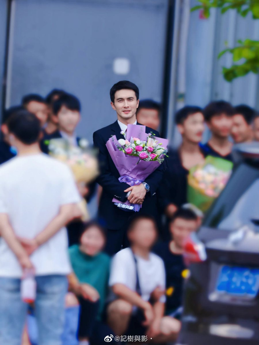 Vengo_G's tweet photo. บรรยากาศวันปิดกล้องวันนี้ค่ะ เถียนๆได้รับช่อดอกไม้หลายช่อเลย ดูคุณเขาแฮปปี้มากเป็นพิเศษ จับกล้องคนอื่นๆมาถ่ายตัวเองหลายกล้องเลย 

🎉ยินดีด้วยนะคะคุณผู้พิพากษา🎉
©️記樹與影 #เกาเหว่ยกวง #高伟光 #VengoGao #GaoWeiguang #江河之上 https://t.co/YH9db1rP3v